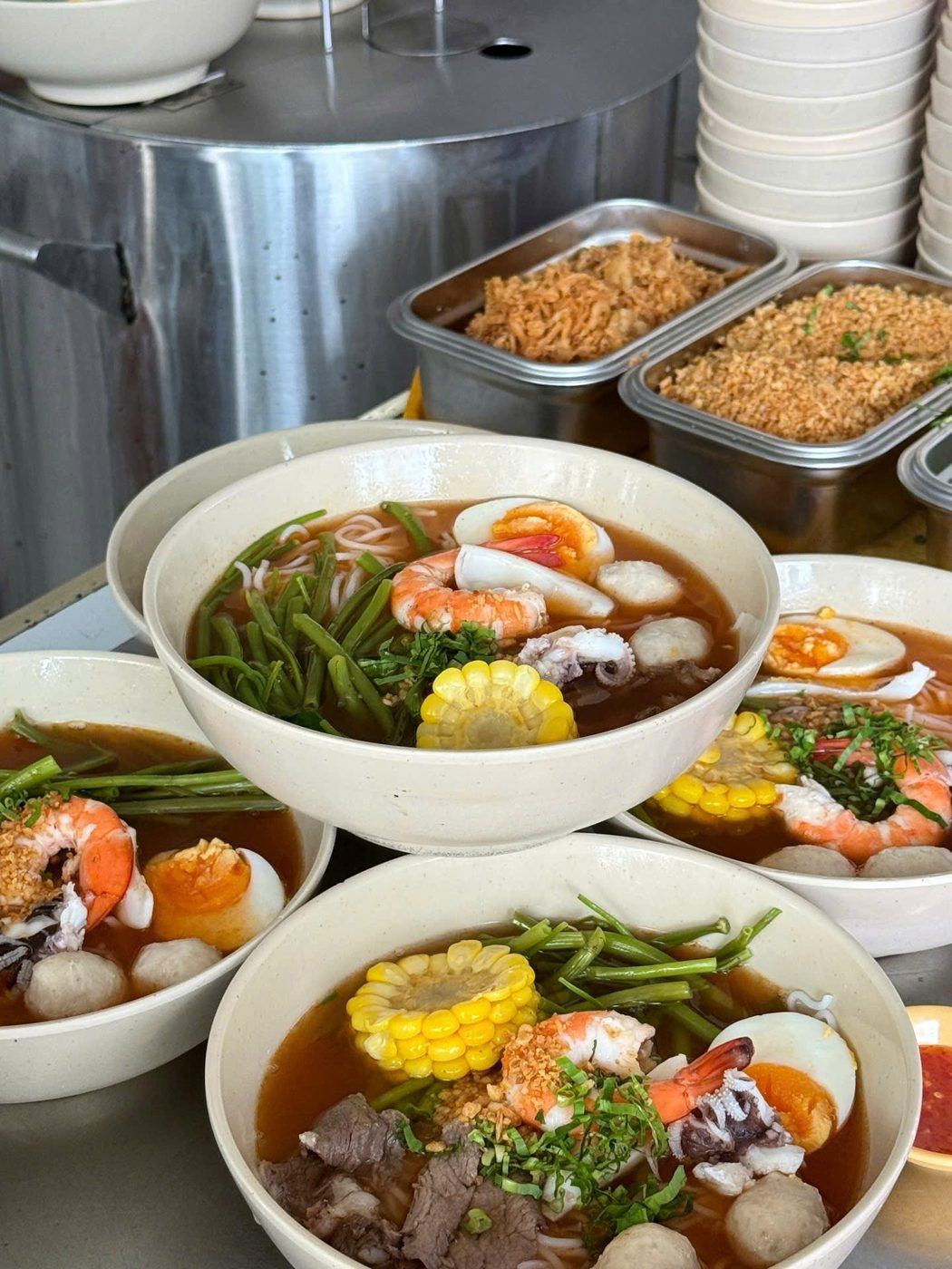 Quầy bếp bún Thái tại quán 216 Lê Hồng Phong